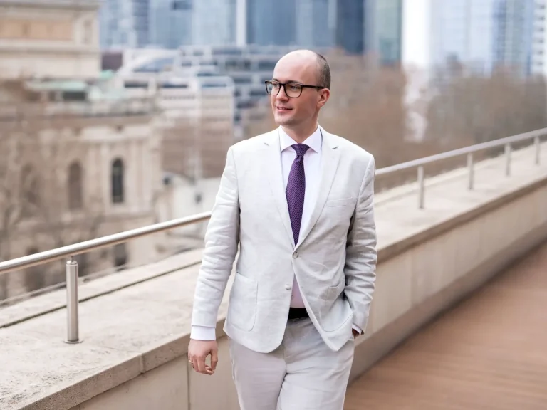 Rechtsanwalt Griemert in Frankfurt Rechtsanwalt Raphael Griemert vor der Frankfurter Skyline und der Alten Oper.