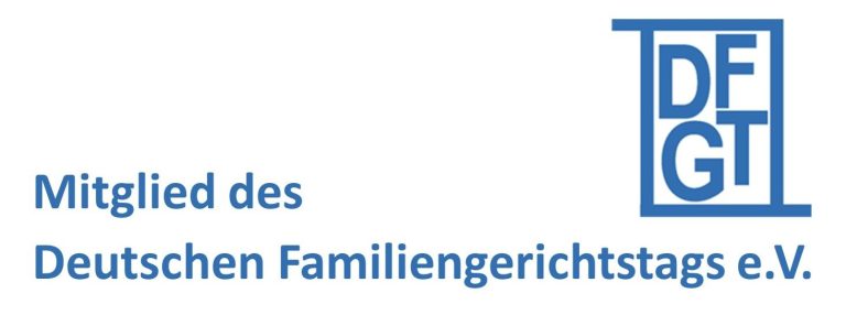 Rechtsanwalt Griemert Rechtsanwalt Raphael Griemert in Anzug mit Brille, siegesgewiss vor modernem Gebäude.
